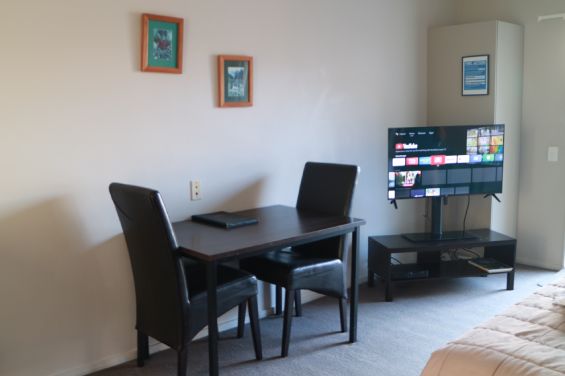 Executive Spa Suite - dining table and TV