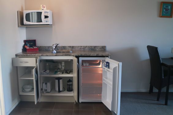 Executive 1-Bedroom Spa Suite - kitchenette